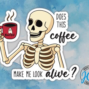 以下が含まれることがあります： 赤いコーヒーカップを持った漫画のスケルトンのステッカー。カップには幽霊と「Bootiful」の文字が描かれています。ステッカーのテキストは「このコーヒーは私を生きているように見せますか？」と書かれています。ハロウィーンをテーマにしたデザイン。