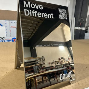 Zilveren modern chromen bord met stoepbord met A-frame: bruiloft, bar, zakelijke display, caféuithangbord, bruiloftstrottoir