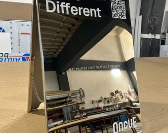 Zilveren modern chromen bord met stoepbord met A-frame: bruiloft, bar, zakelijke display, caféuithangbord, bruiloftstrottoir