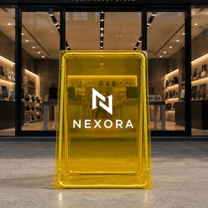 Pode incluir: Uma placa retangular de cavalete independente feita de acrílico amarelo translúcido. A placa apresenta um logótipo branco composto por uma letra N estilizada e o texto NEXORA impresso em letras maiúsculas brancas no painel frontal.