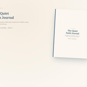 Könnte beinhalten: Ein digitales Journal mit dem Titel The Quiet Faith Journal, cremefarbenem Einband und dunkelblauen Rändern. Der Text lautet: The Quiet Faith Journal, A hyperlinked prayer & Bible study companion, for scripture, prayer, and a little quiet each day.