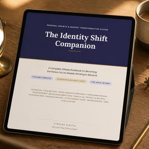Peut inclure: Une tablette affichant un cahier d'exercices numérique intitulé The Identity Shift Companion, avec un en-tête bleu foncé et un fond beige clair. Le texte inclut Personal Growth & Mindset Transformation System et A Complete, Fillable Workbook.