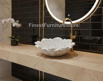 Handgefertigtes Lotus-Waschbecken aus weißem Marmor | Goldener Armaturenakzent