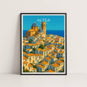 Puede incluir: Una impresión artística enmarcada que presenta una vibrante ilustración de Altea, Alicante. La obra de arte muestra un pueblo costero con edificios blancos, tejados naranjas y una iglesia con cúpulas azules, sobre un cielo azul claro. El texto "ALTEA ALICANTE" se muestra en la parte superior.