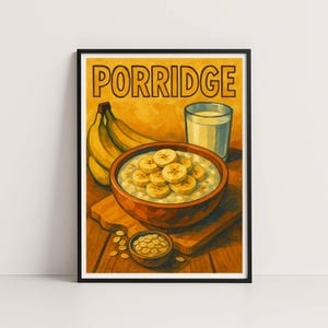 Puede incluir: Una impresión enmarcada que representa una escena de desayuno. La palabra "PORRIDGE" está en la parte superior. Un cuenco de gachas con rodajas de plátano, un racimo de plátanos, un vaso de leche y un cuenco pequeño de avena están sobre una superficie de madera.