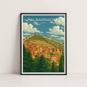 Puede incluir: Impresión artística enmarcada de Albarracín, España, con un estilo de cartel de viaje vintage. La imagen muestra un pueblo en la ladera con tejados de tejas rojas, una fortaleza y árboles verdes bajo un cielo azul con nubes. El texto "ALBARRACÍN TERUEL" está en la parte superior.