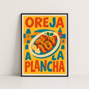 Puede incluir: Un póster enmarcado con las palabras "OREJA A LA PLANCHA" en letras de bloque rojas y azules. El póster presenta un plato de comida con un limón y ajo, y una ilustración estilizada de un edificio. El fondo es amarillo.