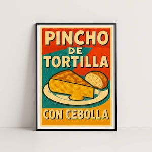 Puede incluir: Un póster enmarcado de estilo vintage con una porción de tortilla española y un panecillo en un plato. El póster tiene texto que dice "PINCHO DE TORTILLA CON CEBOLLA" en letras negritas y coloridas sobre un fondo rojo, verde azulado y amarillo.