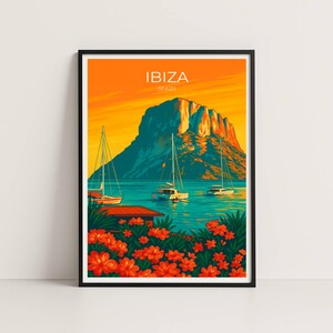 Puede incluir: Impresión artística enmarcada que presenta una vibrante ilustración de Ibiza, España. La obra de arte representa veleros sobre agua turquesa, una gran montaña y flores naranjas. El cielo transita de naranja a amarillo.