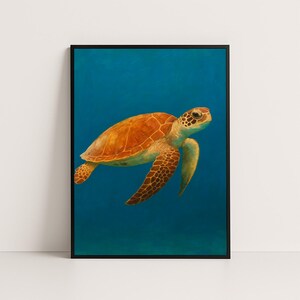 Puede incluir: Impresión artística enmarcada de una tortuga marina nadando en agua azul. La tortuga tiene un caparazón marrón y aletas estampadas. La obra de arte está sobre un fondo azul profundo.