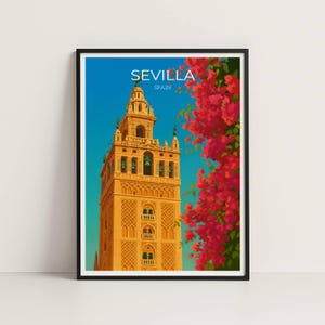 Puede incluir: Un póster enmarcado con la Giralda de Sevilla, España, sobre un cielo azul brillante. La torre es de color naranja claro con detalles arquitectónicos. Flores rojas a la derecha. La palabra "SEVILLA" está en la parte superior.