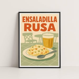 Puede incluir: Un póster enmarcado de estilo vintage con la inscripción "ENSALADILLA RUSA" en naranja. La imagen muestra un plato de ensaladilla rusa, un vaso de cerveza y una cuchara. El fondo muestra una mesa y sillas.