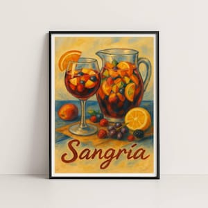 Puede incluir: Una impresión enmarcada con una vibrante ilustración de sangría. Un vaso y una jarra están llenos de vino tinto y rodajas de fruta. La palabra "Sangría" está escrita en cursiva en la parte inferior de la imagen. También se ven naranjas, bayas y limones.
