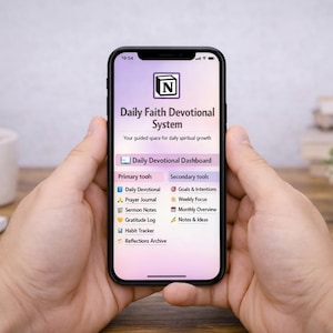 Può includere: Uno smartphone mostra l'interfaccia dell'app "Daily Faith Devotional System". Lo schermo presenta una dashboard con strumenti per la crescita spirituale, come devozionali quotidiani e note di sermoni. Il telefono è tenuto da due mani.