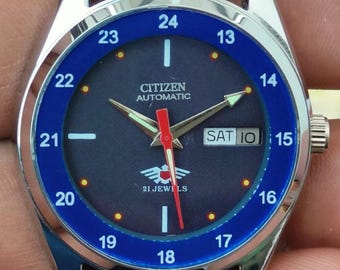 Automatisk renoverad Citizen herrarmbandsur med blå urtavla och 21 juveler i gott skick.