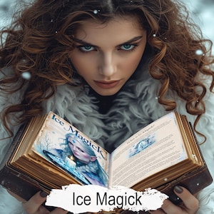 Op de afbeelding: Een open boek getiteld Ice Magick met goudkleurige paginaranden, met een illustratie van een figuur met een kaars op de linkerpagina en tekst op de rechterpagina. Het boek wordt vastgehouden door een persoon met krullend bruin haar in een witte imitatiebontjas.