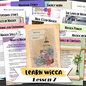 Può includere: Una raccolta di pagine educative intitolate Learn Wicca Lesson 7, con testo stampato, intestazioni come Magickal Ethics e The Threefold Law, e un'illustrazione centrale di un uccello blu in una gabbia circondato da fiori su carta pergamena.