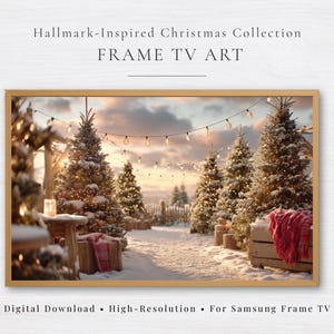 Op de afbeelding: Digitale kunst voor een Frame TV met een besneeuwd buitentafereel met meerdere dennenbomen versierd met warme lichtsnoeren. Een houten kist met een rood geruite deken staat op de voorgrond. Tekst: Hallmark-Inspired Christmas Collection.