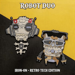 Puede incluir: Dos parches termoadhesivos con diseños de robots. Los parches son de estilo retro tech, con el texto "ROBOT DUO" en la parte superior y "IRON-ON • RETRO TECH EDITION" en la parte inferior. Un robot tiene una cabeza y una pieza de cuerpo separada.