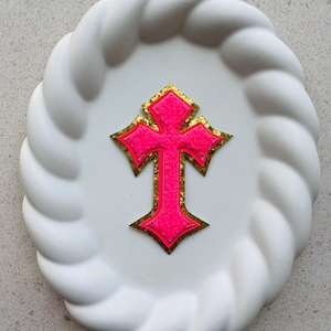Aplique de cruz gótica em chenille com borda dourada, termocolante, 10 cm, estilo universitário, várias cores para jaquetas.