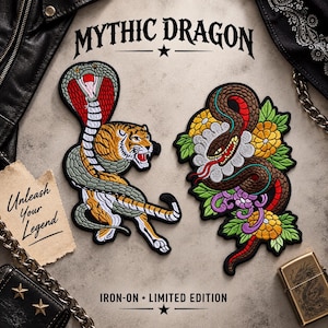 Puede incluir: Dos parches bordados termoadhesivos que muestran una cobra enroscada en un tigre y una serpiente entrelazada con flores amarillas y moradas. El texto MYTHIC DRAGON, UNLEASH YOUR LEGEND e IRON-ON LIMITED EDITION es visible en la imagen.