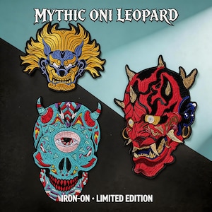 Könnte beinhalten: Drei gestickte Aufnäher mit mythischen Oni-Leoparden-Designs. Die Aufnäher umfassen eine gold-blaue Oni-Maske, eine rot-schwarze Oni-Maske und einen türkisfarbenen Totenkopf mit einem Auge. Der Text "Mythic Oni Leopard" und "Iron-On - Limited Edition" sind sichtbar.