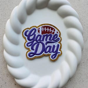 Parche de fútbol del día del juego / Aplique termoadhesivo con borde de brillo dorado / Insignia bordada del día del juego para chaquetas, sudaderas con capucha y ropa escolar