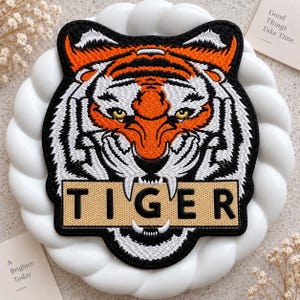 Broderad tigerlapp, stryklapp med bikerpanter, applikation med gattiger för jackans baksida, rytande tiger, motorcykellapp