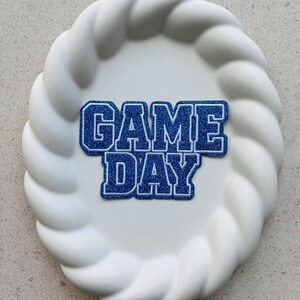 Game Day Glitter Patch - Glitzer Buchstaben Stickerei Aufnäher zum Aufbügeln - 6 Farben - Gameday Football Cheer Patch für Jacken
