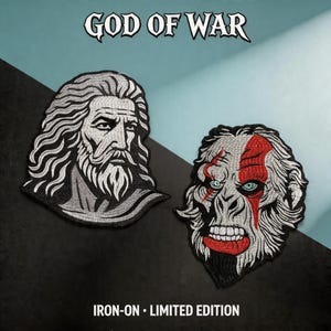 Könnte beinhalten: Zwei aufgestickte Aufnäher mit Charakteren aus dem Videospiel "God of War". Einer zeigt einen bärtigen Mann, der andere ein Monster mit roten Markierungen. Der Text "GOD OF WAR" und "IRON-ON - LIMITED EDITION" sind ebenfalls sichtbar.