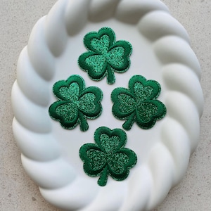 Parche de trébol brillante para planchar (5,5 cm) / Aplique de trébol bordado para chaquetas, bolsos y atuendos de San Patricio