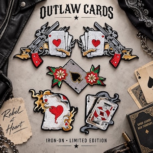 Peut inclure: Cinq écussons thermocollants brodés représentant des cartes à jouer et des revolvers. Les motifs incluent des cœurs rouges, un pique noir avec des fleurs et une carte roi. Le texte "OUTLAW CARDS" et "IRON-ON LIMITED EDITION" est visible.