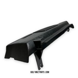 Pode incluir: Uma peça de carro preta com uma superfície texturizada e um suporte. A peça tem uma forma retangular com uma parte superior ligeiramente curvada. O texto "GOLF MK2 PARTS .COM" é visível na parte inferior.