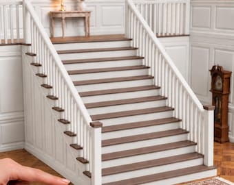 Può includere: Una scala dritta in scala 1:12 con ringhiere bianche e gradini in legno marrone. La struttura include una balaustra bianca con fusi verticali e montanti quadrati. Il testo 1:12 SCALE STRAIGHT STAIRCASE | ACCESSORIES NOT INCLUDED è visibile.