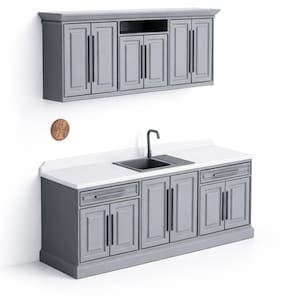 Op de afbeelding: Een miniatuur grijze keuken set met een wit aanrechtblad, zwarte spoelbak en kraan. De set bevat bovenkasten en een onderkast met deuren en laden. Een munt ligt naast de set ter schaal.
