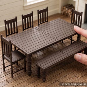 Juego de comedor de estilo rústico a escala 1:12, mesa, banco y sillas en miniatura, impreso en 3D.