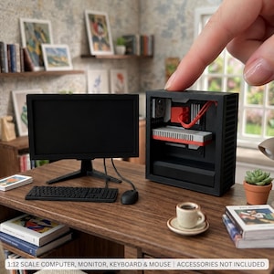 Peut inclure: Un ensemble informatique miniature à l'échelle 1:12 comprenant un écran noir, un clavier noir, une souris noire et une tour d'ordinateur noire avec des composants internes rouges et gris. Le texte 1:12 SCALE COMPUTER, MONITOR, KEYBOARD & MOUSE | ACCESSORIES NOT INCLUDED est imprimé en bas.