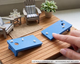 Set di cornhole in miniatura in scala 1:12 / Gioco da esterno per casa delle bambole stampato in 3D / Accessori per mobili da giardino per diorama / Tavole da lancio per prato
