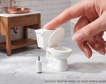1:12 Scale Toilet with Hinged Seat, Toilet Paper Rolls & Stand – Dollhouse Bathroom Furniture Accessory