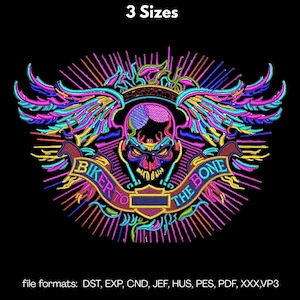 Könnte beinhalten: Ein leuchtendes, neonfarbenes Biker-Design mit einem Totenkopf mit Flügeln und dem Text "BIKER TO THE BONE". Das Design enthält ein Banner und strahlenförmige Linien, mit dem Text "3 Sizes" oben. Das Bild hat einen schwarzen Hintergrund.