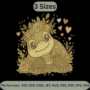 Puede incluir: Diseño bordado de una tortuga con una corona floral, corazones y flores. El texto "3 Sizes" está en la parte superior, y "file formats: DST, EXP, CND, JEF, HUS, PES, PDF, VP3, XXX" está en la parte inferior. El diseño es en tonos beige y verde sobre fondo negro.