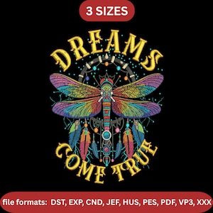 Pode incluir: Design bordado com uma libélula colorida, asas de arco-íris e o texto "DREAMS COME TRUE" em amarelo. O design inclui elementos de apanhador de sonhos e penas sobre um fundo preto. A imagem também mostra "3 TAMANHOS" e informações de formato de arquivo.