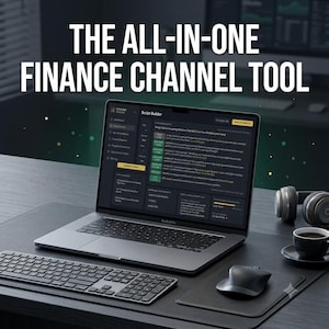 Può includere: Un computer portatile argentato che mostra un'interfaccia software chiamata Script Builder, con il testo THE ALL-IN-ONE FINANCE CHANNEL TOOL sopra. Il set include una tastiera nera, un mouse wireless su un tappetino, una tazza di caffè e cuffie.