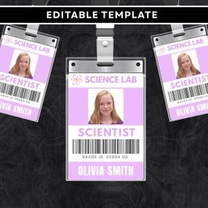 Könnte beinhalten: Ein helllila-silberner Science Lab-Ausweis mit einem Foto einer jungen Person. Der Ausweis enthält den Text "SCIENCE LAB", "SCIENTIST" und "OLIVIA SMITH". Ein Barcode und die Ausweis-ID sind ebenfalls sichtbar.