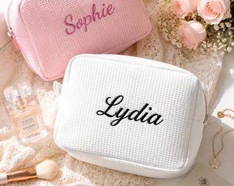 Pochette per il trucco personalizzate in maglia waffle, trousse da toilette personalizzate con ricamo di lettere, trousse per il trucco per damigelle d'onore, addio al celibato/nubilato