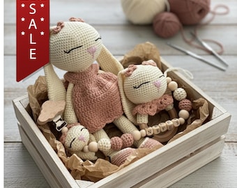 Gepersonaliseerde cadeauset gehaakt konijn: handgemaakte amigurumi-rammelaar