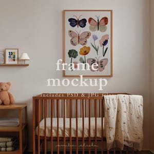 Könnte beinhalten: Ein gerahmter Kunstdruck mit Aquarellillustrationen von Schmetterlingen und Blumen, in einem Kinderzimmer. Das Kunstwerk zeigt blaue, rosa, gelbe und grüne Farbtöne. Der Text "frame mockup" ist im Bild zu sehen.