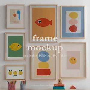 Könnte beinhalten: Eine Sammlung gerahmter Kunstdrucke mit abstrakten Designs und Illustrationen, darunter ein roter Fisch, ein gelber Fisch und geometrische Formen. Die Rahmen sind aus hellem Holz und haben eine moderne, minimalistische Ästhetik.