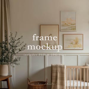 Könnte beinhalten: Ein Rahmen-Mockup mit drei gerahmten Kunstdrucken mit Naturszenen und einer Hasenillustration. Der Text "frame mockup" und "includes PSD & JPG files" sind sichtbar. Ein Kinderbett, ein Korb und eine Decke sind ebenfalls in der Szene.