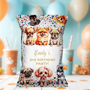 Puede incluir: Una bolsa de fiesta blanca con ilustraciones de varias razas de perros. La bolsa está decorada con lunares de colores e incluye el texto "Emily's 3rd BIRTHDAY PAWTY!" en escritura dorada. La bolsa está llena de golosinas para un cumpleaños temático de perros.